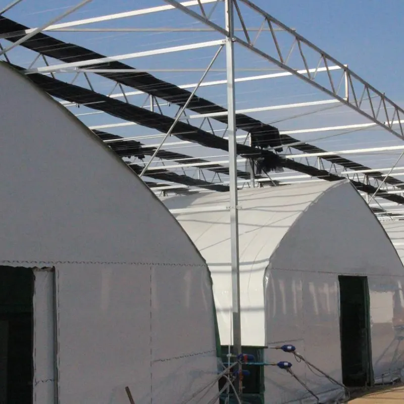 Estufa solar arqueada para armazenamento de calor